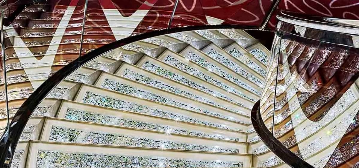 2- ESCALERA DE CRISTAL SWAROVSKI <br> LA ESCALERA MÁS GLAMOUR EN EL MAR