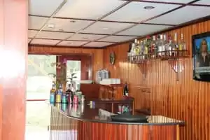Salon/Bar