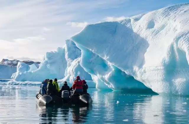 Salir en zodiac junto a los icebergs
